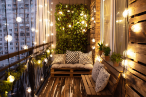 Dicas simples para decorar varandas pequenas com plantas e móveis aconchegantes.