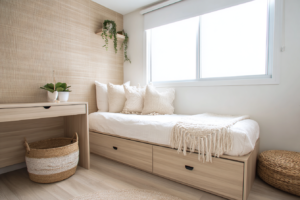 Ideias criativas para decorar quartos pequenos com móveis funcionais e iluminação aconchegante.