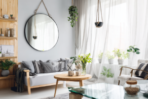 Sala de estar clara com espelho grande e decoração minimalista para ampliar ambientes pequenos