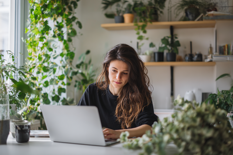 Técnicas simples para melhorar seu foco diário em um ambiente organizado.